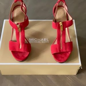MICHAEL MICHAEL KORS BERKLEY SUEDE CORAL REEF size 8.5. Like new, worn twice.